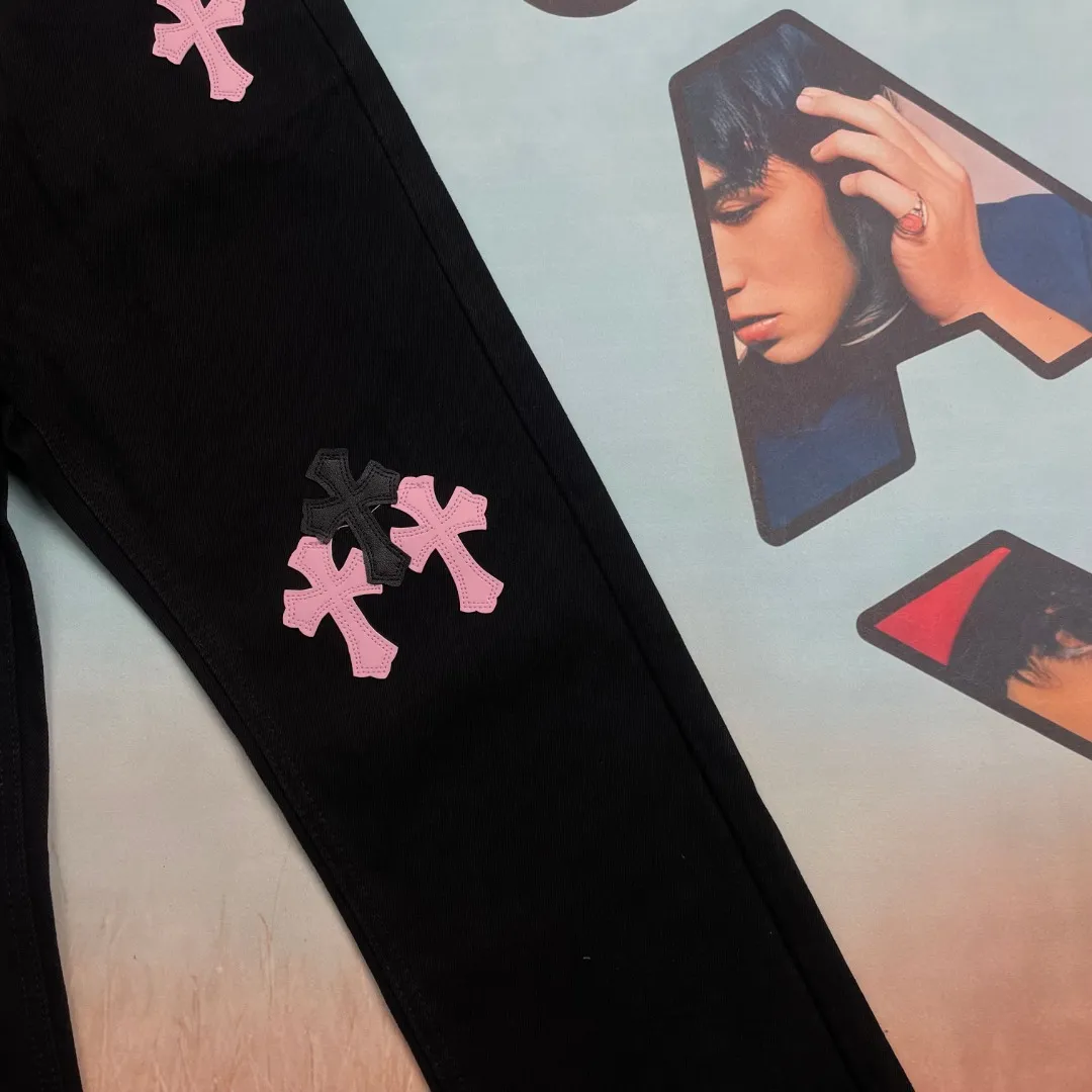 🅿️290 🔘Style No.-KL139 🔘Cro Heart 𝐂𝐡𝐫𝐨𝐦𝐞 𝐇𝐞𝐚𝐫𝐭 CH City Limited Series Sanskrit Cross Patch Leather Jeans [Black Pink]* Black Pink Color - Hong Kong Exclusive Fashion players, Cro Heart Hong Kong City Limited Jeans are now available!  It is a collage of virgin red denim and pink and purple cow tire leather. The unique color scheme is like the intertwining of vitality and romance in Hong Kong. The three-dimensional letters between the hips seem to tell the story of the city. Customized hardware, thick three-dimensional cross stamens, and hand-cut leather washers make the details full of luxury.  Handcrafted and made of environmentally friendly materials, comfort and quality coexist. Owning it is not only an outfit, but also a status symbol. Globally limited edition, don’t miss it.  Size: S M L XL (28.30.32.34) Color: black with black, black with blue, black with pink